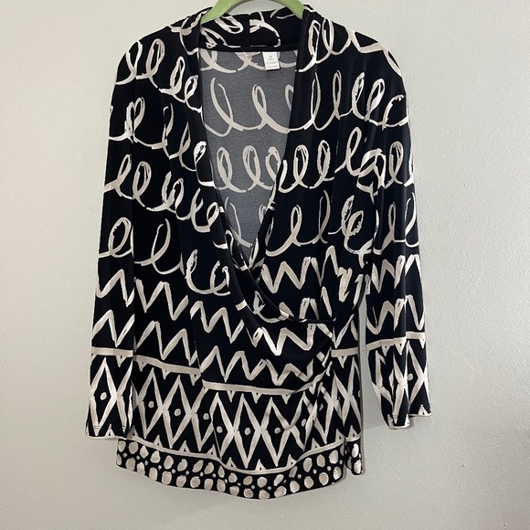 Chicos Chic Top L Black Faux Wrap Chevron Artsy Mature Neutral Resort Classic - Picture 3 of 12